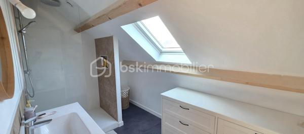 Située aux Ponts-de-Cé, dans un environnement calme et sans vis-à-vis, cette maison entièrement rénovée offrant 140 m² habitables et 171 m² au sol vous séduira par la qualité de sa rénovation, ses prestations soignées et son agencement parfaitement adapté à une vie de famille.

Dès l'entrée, vous découvrirez une belle pièce de vie lumineuse et chaleureuse d'environ 60m², largement ouverte sur une cuisine aménagée et équipée. Une grande baie vitrée prolonge naturellement cet espace vers la terrasse et le jardin, créant une véritable continuité entre intérieur et extérieur.

Le rez-de-chaussée offre un véritable confort de vie de plain-pied, avec une suite parentale bénéficiant d'un dressing, ainsi qu'une seconde chambre. Une salle de bain, un cellier et un WC complètent ce niveau.
À l'étage, l'espace nuit se poursuit avec deux chambres supplémentaires, une agréable mezzanine, une salle d'eau et un WC. Cet étage constitue un espace idéal pour les enfants, recevoir des proches ou aménager un espace bureau selon vos besoins.

Le confort est également au rendez-vous grâce à la climatisation présente dans chacune des chambres, ainsi que dans l'ensemble de l'étage et la suite parentale. Une prestation particulièrement appréciable au quotidien, été comme hiver.
La maison a fait l'objet d'une rénovation complète avec une attention particulière sur les équipements et aux finitions, permettant de bénéficier d'un bien parfaitement entretenu et prêt à vivre, sans travaux à prévoir.

À l'extérieur, vous profiterez d'une parcelle de 416 m², agrémentée d'une terrasse et d'un jardin bénéficiant d'un environnement préservé et sans vis-à-vis, idéal pour les repas en extérieur, les moments de détente ou les jeux des enfants.

Les + qui font la différence :

Vie de plain-pied
Suite parentale avec dressing au rez-de-chaussée + seconde chambre ou bureau
4 chambres au total
Maison entièrement rénovée
Environ 140 m² habitables et 171 m² au sol
Belle pièce de vie ouverte sur la cuisine
Grande baie vitrée sur terrasse et jardin
Climatisation dans toutes les chambres
Jardin et terrasse
Calme et absence de vis-à-vis
Parcelle de 416 m²

Une maison élégante, confortable et parfaitement pensée pour une vie de famille, offrant à la fois le confort d'une vie de plain-pied, de beaux volumes à l'étage et des prestations de qualité. Un bien rare à découvrir aux Ponts-de-Cé.

Mode de chauffage : GAZ chauffage au sol et climatisation
Taxe foncière : 1900€
DPE C