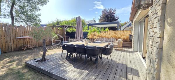Située aux Ponts-de-Cé, dans un environnement calme et sans vis-à-vis, cette maison entièrement rénovée offrant 140 m² habitables et 171 m² au sol vous séduira par la qualité de sa rénovation, ses prestations soignées et son agencement parfaitement adapté à une vie de famille.

Dès l'entrée, vous découvrirez une belle pièce de vie lumineuse et chaleureuse d'environ 60m², largement ouverte sur une cuisine aménagée et équipée. Une grande baie vitrée prolonge naturellement cet espace vers la terrasse et le jardin, créant une véritable continuité entre intérieur et extérieur.

Le rez-de-chaussée offre un véritable confort de vie de plain-pied, avec une suite parentale bénéficiant d'un dressing, ainsi qu'une seconde chambre. Une salle de bain, un cellier et un WC complètent ce niveau.
À l'étage, l'espace nuit se poursuit avec deux chambres supplémentaires, une agréable mezzanine, une salle d'eau et un WC. Cet étage constitue un espace idéal pour les enfants, recevoir des proches ou aménager un espace bureau selon vos besoins.

Le confort est également au rendez-vous grâce à la climatisation présente dans chacune des chambres, ainsi que dans l'ensemble de l'étage et la suite parentale. Une prestation particulièrement appréciable au quotidien, été comme hiver.
La maison a fait l'objet d'une rénovation complète avec une attention particulière sur les équipements et aux finitions, permettant de bénéficier d'un bien parfaitement entretenu et prêt à vivre, sans travaux à prévoir.

À l'extérieur, vous profiterez d'une parcelle de 416 m², agrémentée d'une terrasse et d'un jardin bénéficiant d'un environnement préservé et sans vis-à-vis, idéal pour les repas en extérieur, les moments de détente ou les jeux des enfants.

Les + qui font la différence :

Vie de plain-pied
Suite parentale avec dressing au rez-de-chaussée + seconde chambre ou bureau
4 chambres au total
Maison entièrement rénovée
Environ 140 m² habitables et 171 m² au sol
Belle pièce de vie ouverte sur la cuisine
Grande baie vitrée sur terrasse et jardin
Climatisation dans toutes les chambres
Jardin et terrasse
Calme et absence de vis-à-vis
Parcelle de 416 m²

Une maison élégante, confortable et parfaitement pensée pour une vie de famille, offrant à la fois le confort d'une vie de plain-pied, de beaux volumes à l'étage et des prestations de qualité. Un bien rare à découvrir aux Ponts-de-Cé.

Mode de chauffage : GAZ chauffage au sol et climatisation
Taxe foncière : 1900€
DPE C