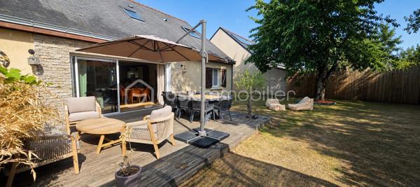 Située aux Ponts-de-Cé, dans un environnement calme et sans vis-à-vis, cette maison entièrement rénovée offrant 140 m² habitables et 171 m² au sol vous séduira par la qualité de sa rénovation, ses prestations soignées et son agencement parfaitement adapté à une vie de famille.

Dès l'entrée, vous découvrirez une belle pièce de vie lumineuse et chaleureuse d'environ 60m², largement ouverte sur une cuisine aménagée et équipée. Une grande baie vitrée prolonge naturellement cet espace vers la terrasse et le jardin, créant une véritable continuité entre intérieur et extérieur.

Le rez-de-chaussée offre un véritable confort de vie de plain-pied, avec une suite parentale bénéficiant d'un dressing, ainsi qu'une seconde chambre. Une salle de bain, un cellier et un WC complètent ce niveau.
À l'étage, l'espace nuit se poursuit avec deux chambres supplémentaires, une agréable mezzanine, une salle d'eau et un WC. Cet étage constitue un espace idéal pour les enfants, recevoir des proches ou aménager un espace bureau selon vos besoins.

Le confort est également au rendez-vous grâce à la climatisation présente dans chacune des chambres, ainsi que dans l'ensemble de l'étage et la suite parentale. Une prestation particulièrement appréciable au quotidien, été comme hiver.
La maison a fait l'objet d'une rénovation complète avec une attention particulière sur les équipements et aux finitions, permettant de bénéficier d'un bien parfaitement entretenu et prêt à vivre, sans travaux à prévoir.

À l'extérieur, vous profiterez d'une parcelle de 416 m², agrémentée d'une terrasse et d'un jardin bénéficiant d'un environnement préservé et sans vis-à-vis, idéal pour les repas en extérieur, les moments de détente ou les jeux des enfants.

Les + qui font la différence :

Vie de plain-pied
Suite parentale avec dressing au rez-de-chaussée + seconde chambre ou bureau
4 chambres au total
Maison entièrement rénovée
Environ 140 m² habitables et 171 m² au sol
Belle pièce de vie ouverte sur la cuisine
Grande baie vitrée sur terrasse et jardin
Climatisation dans toutes les chambres
Jardin et terrasse
Calme et absence de vis-à-vis
Parcelle de 416 m²

Une maison élégante, confortable et parfaitement pensée pour une vie de famille, offrant à la fois le confort d'une vie de plain-pied, de beaux volumes à l'étage et des prestations de qualité. Un bien rare à découvrir aux Ponts-de-Cé.

Mode de chauffage : GAZ chauffage au sol et climatisation
Taxe foncière : 1900€
DPE C