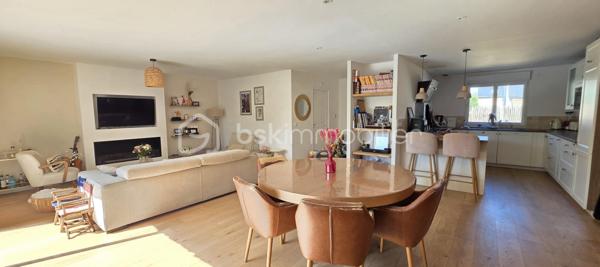Située aux Ponts-de-Cé, dans un environnement calme et sans vis-à-vis, cette maison entièrement rénovée offrant 140 m² habitables et 171 m² au sol vous séduira par la qualité de sa rénovation, ses prestations soignées et son agencement parfaitement adapté à une vie de famille.

Dès l'entrée, vous découvrirez une belle pièce de vie lumineuse et chaleureuse d'environ 60m², largement ouverte sur une cuisine aménagée et équipée. Une grande baie vitrée prolonge naturellement cet espace vers la terrasse et le jardin, créant une véritable continuité entre intérieur et extérieur.

Le rez-de-chaussée offre un véritable confort de vie de plain-pied, avec une suite parentale bénéficiant d'un dressing, ainsi qu'une seconde chambre. Une salle de bain, un cellier et un WC complètent ce niveau.
À l'étage, l'espace nuit se poursuit avec deux chambres supplémentaires, une agréable mezzanine, une salle d'eau et un WC. Cet étage constitue un espace idéal pour les enfants, recevoir des proches ou aménager un espace bureau selon vos besoins.

Le confort est également au rendez-vous grâce à la climatisation présente dans chacune des chambres, ainsi que dans l'ensemble de l'étage et la suite parentale. Une prestation particulièrement appréciable au quotidien, été comme hiver.
La maison a fait l'objet d'une rénovation complète avec une attention particulière sur les équipements et aux finitions, permettant de bénéficier d'un bien parfaitement entretenu et prêt à vivre, sans travaux à prévoir.

À l'extérieur, vous profiterez d'une parcelle de 416 m², agrémentée d'une terrasse et d'un jardin bénéficiant d'un environnement préservé et sans vis-à-vis, idéal pour les repas en extérieur, les moments de détente ou les jeux des enfants.

Les + qui font la différence :

Vie de plain-pied
Suite parentale avec dressing au rez-de-chaussée + seconde chambre ou bureau
4 chambres au total
Maison entièrement rénovée
Environ 140 m² habitables et 171 m² au sol
Belle pièce de vie ouverte sur la cuisine
Grande baie vitrée sur terrasse et jardin
Climatisation dans toutes les chambres
Jardin et terrasse
Calme et absence de vis-à-vis
Parcelle de 416 m²

Une maison élégante, confortable et parfaitement pensée pour une vie de famille, offrant à la fois le confort d'une vie de plain-pied, de beaux volumes à l'étage et des prestations de qualité. Un bien rare à découvrir aux Ponts-de-Cé.

Mode de chauffage : GAZ chauffage au sol et climatisation
Taxe foncière : 1900€
DPE C