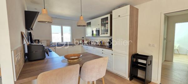 Située aux Ponts-de-Cé, dans un environnement calme et sans vis-à-vis, cette maison entièrement rénovée offrant 140 m² habitables et 171 m² au sol vous séduira par la qualité de sa rénovation, ses prestations soignées et son agencement parfaitement adapté à une vie de famille.

Dès l'entrée, vous découvrirez une belle pièce de vie lumineuse et chaleureuse d'environ 60m², largement ouverte sur une cuisine aménagée et équipée. Une grande baie vitrée prolonge naturellement cet espace vers la terrasse et le jardin, créant une véritable continuité entre intérieur et extérieur.

Le rez-de-chaussée offre un véritable confort de vie de plain-pied, avec une suite parentale bénéficiant d'un dressing, ainsi qu'une seconde chambre. Une salle de bain, un cellier et un WC complètent ce niveau.
À l'étage, l'espace nuit se poursuit avec deux chambres supplémentaires, une agréable mezzanine, une salle d'eau et un WC. Cet étage constitue un espace idéal pour les enfants, recevoir des proches ou aménager un espace bureau selon vos besoins.

Le confort est également au rendez-vous grâce à la climatisation présente dans chacune des chambres, ainsi que dans l'ensemble de l'étage et la suite parentale. Une prestation particulièrement appréciable au quotidien, été comme hiver.
La maison a fait l'objet d'une rénovation complète avec une attention particulière sur les équipements et aux finitions, permettant de bénéficier d'un bien parfaitement entretenu et prêt à vivre, sans travaux à prévoir.

À l'extérieur, vous profiterez d'une parcelle de 416 m², agrémentée d'une terrasse et d'un jardin bénéficiant d'un environnement préservé et sans vis-à-vis, idéal pour les repas en extérieur, les moments de détente ou les jeux des enfants.

Les + qui font la différence :

Vie de plain-pied
Suite parentale avec dressing au rez-de-chaussée + seconde chambre ou bureau
4 chambres au total
Maison entièrement rénovée
Environ 140 m² habitables et 171 m² au sol
Belle pièce de vie ouverte sur la cuisine
Grande baie vitrée sur terrasse et jardin
Climatisation dans toutes les chambres
Jardin et terrasse
Calme et absence de vis-à-vis
Parcelle de 416 m²

Une maison élégante, confortable et parfaitement pensée pour une vie de famille, offrant à la fois le confort d'une vie de plain-pied, de beaux volumes à l'étage et des prestations de qualité. Un bien rare à découvrir aux Ponts-de-Cé.

Mode de chauffage : GAZ chauffage au sol et climatisation
Taxe foncière : 1900€
DPE C