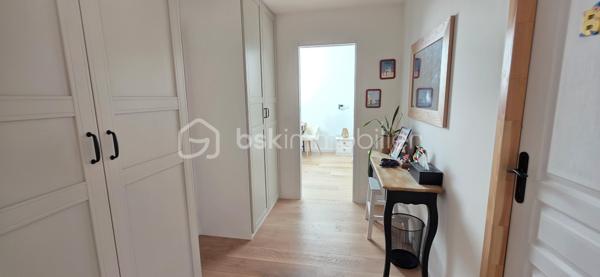 Située aux Ponts-de-Cé, dans un environnement calme et sans vis-à-vis, cette maison entièrement rénovée offrant 140 m² habitables et 171 m² au sol vous séduira par la qualité de sa rénovation, ses prestations soignées et son agencement parfaitement adapté à une vie de famille.

Dès l'entrée, vous découvrirez une belle pièce de vie lumineuse et chaleureuse d'environ 60m², largement ouverte sur une cuisine aménagée et équipée. Une grande baie vitrée prolonge naturellement cet espace vers la terrasse et le jardin, créant une véritable continuité entre intérieur et extérieur.

Le rez-de-chaussée offre un véritable confort de vie de plain-pied, avec une suite parentale bénéficiant d'un dressing, ainsi qu'une seconde chambre. Une salle de bain, un cellier et un WC complètent ce niveau.
À l'étage, l'espace nuit se poursuit avec deux chambres supplémentaires, une agréable mezzanine, une salle d'eau et un WC. Cet étage constitue un espace idéal pour les enfants, recevoir des proches ou aménager un espace bureau selon vos besoins.

Le confort est également au rendez-vous grâce à la climatisation présente dans chacune des chambres, ainsi que dans l'ensemble de l'étage et la suite parentale. Une prestation particulièrement appréciable au quotidien, été comme hiver.
La maison a fait l'objet d'une rénovation complète avec une attention particulière sur les équipements et aux finitions, permettant de bénéficier d'un bien parfaitement entretenu et prêt à vivre, sans travaux à prévoir.

À l'extérieur, vous profiterez d'une parcelle de 416 m², agrémentée d'une terrasse et d'un jardin bénéficiant d'un environnement préservé et sans vis-à-vis, idéal pour les repas en extérieur, les moments de détente ou les jeux des enfants.

Les + qui font la différence :

Vie de plain-pied
Suite parentale avec dressing au rez-de-chaussée + seconde chambre ou bureau
4 chambres au total
Maison entièrement rénovée
Environ 140 m² habitables et 171 m² au sol
Belle pièce de vie ouverte sur la cuisine
Grande baie vitrée sur terrasse et jardin
Climatisation dans toutes les chambres
Jardin et terrasse
Calme et absence de vis-à-vis
Parcelle de 416 m²

Une maison élégante, confortable et parfaitement pensée pour une vie de famille, offrant à la fois le confort d'une vie de plain-pied, de beaux volumes à l'étage et des prestations de qualité. Un bien rare à découvrir aux Ponts-de-Cé.

Mode de chauffage : GAZ chauffage au sol et climatisation
Taxe foncière : 1900€
DPE C