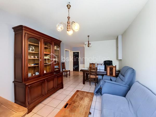 Chagny (71150), une commune dynamique entre Beaune et Chalon-sur-Saône

Idéalement situé en plein centre-ville de Chagny, à deux pas des commerces, des écoles et des transports, découvrez ce charmant appartement de 63 m² en rez-de-chaussée surélevé, offrant un véritable esprit maison au sein d'une cour commune pleine de charme.

Dès l'entrée, vous apprécierez ses beaux volumes et son ambiance chaleureuse. Il se compose d'une entrée avec un grand placard de rangement, d'un salon-séjour lumineux, d'une cuisine aménagée, de deux grandes chambres, d'une salle de bains avec baignoire et simple vasque, ainsi que d'un WC indépendant.

Côté confort, l'appartement bénéficie d' une chaudière au gaz récente, assurant le chauffage et la production d'eau chaude, ainsi que de fenêtres en PVC double vitrage équipées de volets roulants électriques.

Les atouts de ce bien :

Cave.
Deux places de stationnement privatives.
En supplément, vous aurez la possibilité d'acquérir un exceptionnel garage de 112 m², un bien rare sur le secteur, offrant de nombreuses possibilités de stockage, de stationnement ou d'aménagement selon vos besoins.

Située au cœur de la Bourgogne, Chagny est une commune de près de 5 350 habitants, appréciée pour sa qualité de vie, son dynamisme et sa situation géographique privilégiée entre Beaune (15 km) et Chalon-sur-Saône (18 km). Elle bénéficie également d'un accès rapide à l'autoroute A6 et d'une gare SNCF facilitant les déplacements.

La commune offre tous les commerces et services du quotidien : supermarchés, boulangeries, pharmacies, banques, restaurants, cafés, marché hebdomadaire, professionnels de santé et nombreux commerces de proximité, permettant de profiter d'un cadre de vie pratique et agréable.

Côté éducation, Chagny dispose de plusieurs établissements scolaires avec deux écoles maternelles publiques, une école primaire, une école privée Saint-Martin (maternelle et primaire) ainsi que le collège Louise Michel. Les lycées sont facilement accessibles à Beaune et Chalon-sur-Saône.

Ville conviviale et animée, Chagny est également réputée pour son patrimoine, son marché, sa gastronomie et sa proximité avec les prestigieux vignobles de la Côte de Beaune, offrant un cadre de vie recherché entre nature, commerces et grands axes.