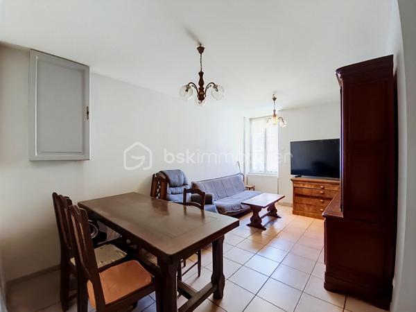 Chagny (71150), une commune dynamique entre Beaune et Chalon-sur-Saône

Idéalement situé en plein centre-ville de Chagny, à deux pas des commerces, des écoles et des transports, découvrez ce charmant appartement de 63 m² en rez-de-chaussée surélevé, offrant un véritable esprit maison au sein d'une cour commune pleine de charme.

Dès l'entrée, vous apprécierez ses beaux volumes et son ambiance chaleureuse. Il se compose d'une entrée avec un grand placard de rangement, d'un salon-séjour lumineux, d'une cuisine aménagée, de deux grandes chambres, d'une salle de bains avec baignoire et simple vasque, ainsi que d'un WC indépendant.

Côté confort, l'appartement bénéficie d' une chaudière au gaz récente, assurant le chauffage et la production d'eau chaude, ainsi que de fenêtres en PVC double vitrage équipées de volets roulants électriques.

Les atouts de ce bien :

Cave.
Deux places de stationnement privatives.
En supplément, vous aurez la possibilité d'acquérir un exceptionnel garage de 112 m², un bien rare sur le secteur, offrant de nombreuses possibilités de stockage, de stationnement ou d'aménagement selon vos besoins.

Située au cœur de la Bourgogne, Chagny est une commune de près de 5 350 habitants, appréciée pour sa qualité de vie, son dynamisme et sa situation géographique privilégiée entre Beaune (15 km) et Chalon-sur-Saône (18 km). Elle bénéficie également d'un accès rapide à l'autoroute A6 et d'une gare SNCF facilitant les déplacements.

La commune offre tous les commerces et services du quotidien : supermarchés, boulangeries, pharmacies, banques, restaurants, cafés, marché hebdomadaire, professionnels de santé et nombreux commerces de proximité, permettant de profiter d'un cadre de vie pratique et agréable.

Côté éducation, Chagny dispose de plusieurs établissements scolaires avec deux écoles maternelles publiques, une école primaire, une école privée Saint-Martin (maternelle et primaire) ainsi que le collège Louise Michel. Les lycées sont facilement accessibles à Beaune et Chalon-sur-Saône.

Ville conviviale et animée, Chagny est également réputée pour son patrimoine, son marché, sa gastronomie et sa proximité avec les prestigieux vignobles de la Côte de Beaune, offrant un cadre de vie recherché entre nature, commerces et grands axes.