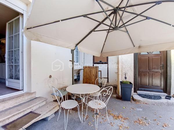 Chagny (71150), une commune dynamique entre Beaune et Chalon-sur-Saône

Idéalement situé en plein centre-ville de Chagny, à deux pas des commerces, des écoles et des transports, découvrez ce charmant appartement de 63 m² en rez-de-chaussée surélevé, offrant un véritable esprit maison au sein d'une cour commune pleine de charme.

Dès l'entrée, vous apprécierez ses beaux volumes et son ambiance chaleureuse. Il se compose d'une entrée avec un grand placard de rangement, d'un salon-séjour lumineux, d'une cuisine aménagée, de deux grandes chambres, d'une salle de bains avec baignoire et simple vasque, ainsi que d'un WC indépendant.

Côté confort, l'appartement bénéficie d' une chaudière au gaz récente, assurant le chauffage et la production d'eau chaude, ainsi que de fenêtres en PVC double vitrage équipées de volets roulants électriques.

Les atouts de ce bien :

Cave.
Deux places de stationnement privatives.
En supplément, vous aurez la possibilité d'acquérir un exceptionnel garage de 112 m², un bien rare sur le secteur, offrant de nombreuses possibilités de stockage, de stationnement ou d'aménagement selon vos besoins.

Située au cœur de la Bourgogne, Chagny est une commune de près de 5 350 habitants, appréciée pour sa qualité de vie, son dynamisme et sa situation géographique privilégiée entre Beaune (15 km) et Chalon-sur-Saône (18 km). Elle bénéficie également d'un accès rapide à l'autoroute A6 et d'une gare SNCF facilitant les déplacements.

La commune offre tous les commerces et services du quotidien : supermarchés, boulangeries, pharmacies, banques, restaurants, cafés, marché hebdomadaire, professionnels de santé et nombreux commerces de proximité, permettant de profiter d'un cadre de vie pratique et agréable.

Côté éducation, Chagny dispose de plusieurs établissements scolaires avec deux écoles maternelles publiques, une école primaire, une école privée Saint-Martin (maternelle et primaire) ainsi que le collège Louise Michel. Les lycées sont facilement accessibles à Beaune et Chalon-sur-Saône.

Ville conviviale et animée, Chagny est également réputée pour son patrimoine, son marché, sa gastronomie et sa proximité avec les prestigieux vignobles de la Côte de Beaune, offrant un cadre de vie recherché entre nature, commerces et grands axes.