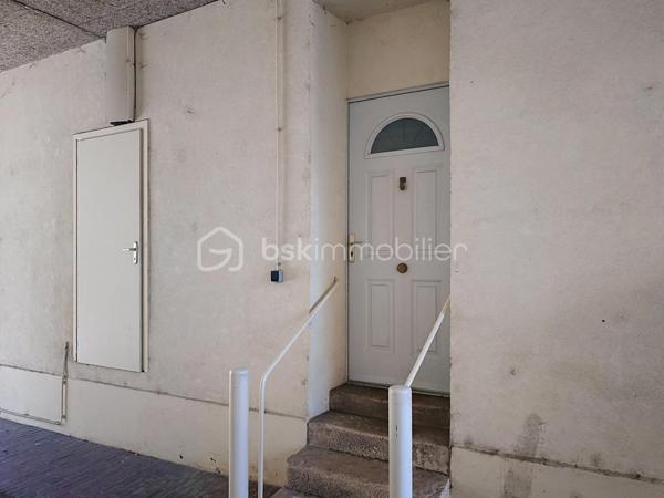 Chagny (71150), une commune dynamique entre Beaune et Chalon-sur-Saône

Idéalement situé en plein centre-ville de Chagny, à deux pas des commerces, des écoles et des transports, découvrez ce charmant appartement de 63 m² en rez-de-chaussée surélevé, offrant un véritable esprit maison au sein d'une cour commune pleine de charme.

Dès l'entrée, vous apprécierez ses beaux volumes et son ambiance chaleureuse. Il se compose d'une entrée avec un grand placard de rangement, d'un salon-séjour lumineux, d'une cuisine aménagée, de deux grandes chambres, d'une salle de bains avec baignoire et simple vasque, ainsi que d'un WC indépendant.

Côté confort, l'appartement bénéficie d' une chaudière au gaz récente, assurant le chauffage et la production d'eau chaude, ainsi que de fenêtres en PVC double vitrage équipées de volets roulants électriques.

Les atouts de ce bien :

Cave.
Deux places de stationnement privatives.
En supplément, vous aurez la possibilité d'acquérir un exceptionnel garage de 112 m², un bien rare sur le secteur, offrant de nombreuses possibilités de stockage, de stationnement ou d'aménagement selon vos besoins.

Située au cœur de la Bourgogne, Chagny est une commune de près de 5 350 habitants, appréciée pour sa qualité de vie, son dynamisme et sa situation géographique privilégiée entre Beaune (15 km) et Chalon-sur-Saône (18 km). Elle bénéficie également d'un accès rapide à l'autoroute A6 et d'une gare SNCF facilitant les déplacements.

La commune offre tous les commerces et services du quotidien : supermarchés, boulangeries, pharmacies, banques, restaurants, cafés, marché hebdomadaire, professionnels de santé et nombreux commerces de proximité, permettant de profiter d'un cadre de vie pratique et agréable.

Côté éducation, Chagny dispose de plusieurs établissements scolaires avec deux écoles maternelles publiques, une école primaire, une école privée Saint-Martin (maternelle et primaire) ainsi que le collège Louise Michel. Les lycées sont facilement accessibles à Beaune et Chalon-sur-Saône.

Ville conviviale et animée, Chagny est également réputée pour son patrimoine, son marché, sa gastronomie et sa proximité avec les prestigieux vignobles de la Côte de Beaune, offrant un cadre de vie recherché entre nature, commerces et grands axes.