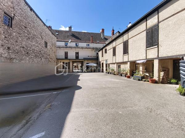 Chagny (71150), une commune dynamique entre Beaune et Chalon-sur-Saône

Idéalement situé en plein centre-ville de Chagny, à deux pas des commerces, des écoles et des transports, découvrez ce charmant appartement de 63 m² en rez-de-chaussée surélevé, offrant un véritable esprit maison au sein d'une cour commune pleine de charme.

Dès l'entrée, vous apprécierez ses beaux volumes et son ambiance chaleureuse. Il se compose d'une entrée avec un grand placard de rangement, d'un salon-séjour lumineux, d'une cuisine aménagée, de deux grandes chambres, d'une salle de bains avec baignoire et simple vasque, ainsi que d'un WC indépendant.

Côté confort, l'appartement bénéficie d' une chaudière au gaz récente, assurant le chauffage et la production d'eau chaude, ainsi que de fenêtres en PVC double vitrage équipées de volets roulants électriques.

Les atouts de ce bien :

Cave.
Deux places de stationnement privatives.
En supplément, vous aurez la possibilité d'acquérir un exceptionnel garage de 112 m², un bien rare sur le secteur, offrant de nombreuses possibilités de stockage, de stationnement ou d'aménagement selon vos besoins.

Située au cœur de la Bourgogne, Chagny est une commune de près de 5 350 habitants, appréciée pour sa qualité de vie, son dynamisme et sa situation géographique privilégiée entre Beaune (15 km) et Chalon-sur-Saône (18 km). Elle bénéficie également d'un accès rapide à l'autoroute A6 et d'une gare SNCF facilitant les déplacements.

La commune offre tous les commerces et services du quotidien : supermarchés, boulangeries, pharmacies, banques, restaurants, cafés, marché hebdomadaire, professionnels de santé et nombreux commerces de proximité, permettant de profiter d'un cadre de vie pratique et agréable.

Côté éducation, Chagny dispose de plusieurs établissements scolaires avec deux écoles maternelles publiques, une école primaire, une école privée Saint-Martin (maternelle et primaire) ainsi que le collège Louise Michel. Les lycées sont facilement accessibles à Beaune et Chalon-sur-Saône.

Ville conviviale et animée, Chagny est également réputée pour son patrimoine, son marché, sa gastronomie et sa proximité avec les prestigieux vignobles de la Côte de Beaune, offrant un cadre de vie recherché entre nature, commerces et grands axes.