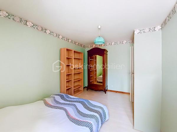 Chagny (71150), une commune dynamique entre Beaune et Chalon-sur-Saône

Idéalement situé en plein centre-ville de Chagny, à deux pas des commerces, des écoles et des transports, découvrez ce charmant appartement de 63 m² en rez-de-chaussée surélevé, offrant un véritable esprit maison au sein d'une cour commune pleine de charme.

Dès l'entrée, vous apprécierez ses beaux volumes et son ambiance chaleureuse. Il se compose d'une entrée avec un grand placard de rangement, d'un salon-séjour lumineux, d'une cuisine aménagée, de deux grandes chambres, d'une salle de bains avec baignoire et simple vasque, ainsi que d'un WC indépendant.

Côté confort, l'appartement bénéficie d' une chaudière au gaz récente, assurant le chauffage et la production d'eau chaude, ainsi que de fenêtres en PVC double vitrage équipées de volets roulants électriques.

Les atouts de ce bien :

Cave.
Deux places de stationnement privatives.
En supplément, vous aurez la possibilité d'acquérir un exceptionnel garage de 112 m², un bien rare sur le secteur, offrant de nombreuses possibilités de stockage, de stationnement ou d'aménagement selon vos besoins.

Située au cœur de la Bourgogne, Chagny est une commune de près de 5 350 habitants, appréciée pour sa qualité de vie, son dynamisme et sa situation géographique privilégiée entre Beaune (15 km) et Chalon-sur-Saône (18 km). Elle bénéficie également d'un accès rapide à l'autoroute A6 et d'une gare SNCF facilitant les déplacements.

La commune offre tous les commerces et services du quotidien : supermarchés, boulangeries, pharmacies, banques, restaurants, cafés, marché hebdomadaire, professionnels de santé et nombreux commerces de proximité, permettant de profiter d'un cadre de vie pratique et agréable.

Côté éducation, Chagny dispose de plusieurs établissements scolaires avec deux écoles maternelles publiques, une école primaire, une école privée Saint-Martin (maternelle et primaire) ainsi que le collège Louise Michel. Les lycées sont facilement accessibles à Beaune et Chalon-sur-Saône.

Ville conviviale et animée, Chagny est également réputée pour son patrimoine, son marché, sa gastronomie et sa proximité avec les prestigieux vignobles de la Côte de Beaune, offrant un cadre de vie recherché entre nature, commerces et grands axes.