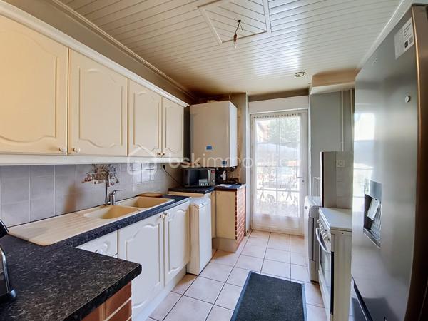 Chagny (71150), une commune dynamique entre Beaune et Chalon-sur-Saône

Idéalement situé en plein centre-ville de Chagny, à deux pas des commerces, des écoles et des transports, découvrez ce charmant appartement de 63 m² en rez-de-chaussée surélevé, offrant un véritable esprit maison au sein d'une cour commune pleine de charme.

Dès l'entrée, vous apprécierez ses beaux volumes et son ambiance chaleureuse. Il se compose d'une entrée avec un grand placard de rangement, d'un salon-séjour lumineux, d'une cuisine aménagée, de deux grandes chambres, d'une salle de bains avec baignoire et simple vasque, ainsi que d'un WC indépendant.

Côté confort, l'appartement bénéficie d' une chaudière au gaz récente, assurant le chauffage et la production d'eau chaude, ainsi que de fenêtres en PVC double vitrage équipées de volets roulants électriques.

Les atouts de ce bien :

Cave.
Deux places de stationnement privatives.
En supplément, vous aurez la possibilité d'acquérir un exceptionnel garage de 112 m², un bien rare sur le secteur, offrant de nombreuses possibilités de stockage, de stationnement ou d'aménagement selon vos besoins.

Située au cœur de la Bourgogne, Chagny est une commune de près de 5 350 habitants, appréciée pour sa qualité de vie, son dynamisme et sa situation géographique privilégiée entre Beaune (15 km) et Chalon-sur-Saône (18 km). Elle bénéficie également d'un accès rapide à l'autoroute A6 et d'une gare SNCF facilitant les déplacements.

La commune offre tous les commerces et services du quotidien : supermarchés, boulangeries, pharmacies, banques, restaurants, cafés, marché hebdomadaire, professionnels de santé et nombreux commerces de proximité, permettant de profiter d'un cadre de vie pratique et agréable.

Côté éducation, Chagny dispose de plusieurs établissements scolaires avec deux écoles maternelles publiques, une école primaire, une école privée Saint-Martin (maternelle et primaire) ainsi que le collège Louise Michel. Les lycées sont facilement accessibles à Beaune et Chalon-sur-Saône.

Ville conviviale et animée, Chagny est également réputée pour son patrimoine, son marché, sa gastronomie et sa proximité avec les prestigieux vignobles de la Côte de Beaune, offrant un cadre de vie recherché entre nature, commerces et grands axes.