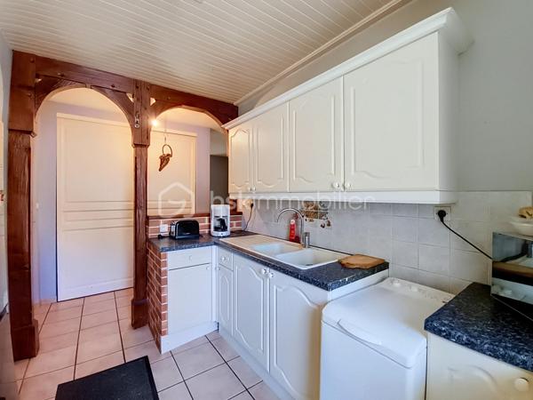 Chagny (71150), une commune dynamique entre Beaune et Chalon-sur-Saône

Idéalement situé en plein centre-ville de Chagny, à deux pas des commerces, des écoles et des transports, découvrez ce charmant appartement de 63 m² en rez-de-chaussée surélevé, offrant un véritable esprit maison au sein d'une cour commune pleine de charme.

Dès l'entrée, vous apprécierez ses beaux volumes et son ambiance chaleureuse. Il se compose d'une entrée avec un grand placard de rangement, d'un salon-séjour lumineux, d'une cuisine aménagée, de deux grandes chambres, d'une salle de bains avec baignoire et simple vasque, ainsi que d'un WC indépendant.

Côté confort, l'appartement bénéficie d' une chaudière au gaz récente, assurant le chauffage et la production d'eau chaude, ainsi que de fenêtres en PVC double vitrage équipées de volets roulants électriques.

Les atouts de ce bien :

Cave.
Deux places de stationnement privatives.
En supplément, vous aurez la possibilité d'acquérir un exceptionnel garage de 112 m², un bien rare sur le secteur, offrant de nombreuses possibilités de stockage, de stationnement ou d'aménagement selon vos besoins.

Située au cœur de la Bourgogne, Chagny est une commune de près de 5 350 habitants, appréciée pour sa qualité de vie, son dynamisme et sa situation géographique privilégiée entre Beaune (15 km) et Chalon-sur-Saône (18 km). Elle bénéficie également d'un accès rapide à l'autoroute A6 et d'une gare SNCF facilitant les déplacements.

La commune offre tous les commerces et services du quotidien : supermarchés, boulangeries, pharmacies, banques, restaurants, cafés, marché hebdomadaire, professionnels de santé et nombreux commerces de proximité, permettant de profiter d'un cadre de vie pratique et agréable.

Côté éducation, Chagny dispose de plusieurs établissements scolaires avec deux écoles maternelles publiques, une école primaire, une école privée Saint-Martin (maternelle et primaire) ainsi que le collège Louise Michel. Les lycées sont facilement accessibles à Beaune et Chalon-sur-Saône.

Ville conviviale et animée, Chagny est également réputée pour son patrimoine, son marché, sa gastronomie et sa proximité avec les prestigieux vignobles de la Côte de Beaune, offrant un cadre de vie recherché entre nature, commerces et grands axes.