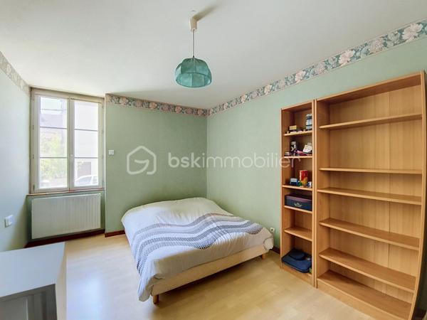 Chagny (71150), une commune dynamique entre Beaune et Chalon-sur-Saône

Idéalement situé en plein centre-ville de Chagny, à deux pas des commerces, des écoles et des transports, découvrez ce charmant appartement de 63 m² en rez-de-chaussée surélevé, offrant un véritable esprit maison au sein d'une cour commune pleine de charme.

Dès l'entrée, vous apprécierez ses beaux volumes et son ambiance chaleureuse. Il se compose d'une entrée avec un grand placard de rangement, d'un salon-séjour lumineux, d'une cuisine aménagée, de deux grandes chambres, d'une salle de bains avec baignoire et simple vasque, ainsi que d'un WC indépendant.

Côté confort, l'appartement bénéficie d' une chaudière au gaz récente, assurant le chauffage et la production d'eau chaude, ainsi que de fenêtres en PVC double vitrage équipées de volets roulants électriques.

Les atouts de ce bien :

Cave.
Deux places de stationnement privatives.
En supplément, vous aurez la possibilité d'acquérir un exceptionnel garage de 112 m², un bien rare sur le secteur, offrant de nombreuses possibilités de stockage, de stationnement ou d'aménagement selon vos besoins.

Située au cœur de la Bourgogne, Chagny est une commune de près de 5 350 habitants, appréciée pour sa qualité de vie, son dynamisme et sa situation géographique privilégiée entre Beaune (15 km) et Chalon-sur-Saône (18 km). Elle bénéficie également d'un accès rapide à l'autoroute A6 et d'une gare SNCF facilitant les déplacements.

La commune offre tous les commerces et services du quotidien : supermarchés, boulangeries, pharmacies, banques, restaurants, cafés, marché hebdomadaire, professionnels de santé et nombreux commerces de proximité, permettant de profiter d'un cadre de vie pratique et agréable.

Côté éducation, Chagny dispose de plusieurs établissements scolaires avec deux écoles maternelles publiques, une école primaire, une école privée Saint-Martin (maternelle et primaire) ainsi que le collège Louise Michel. Les lycées sont facilement accessibles à Beaune et Chalon-sur-Saône.

Ville conviviale et animée, Chagny est également réputée pour son patrimoine, son marché, sa gastronomie et sa proximité avec les prestigieux vignobles de la Côte de Beaune, offrant un cadre de vie recherché entre nature, commerces et grands axes.