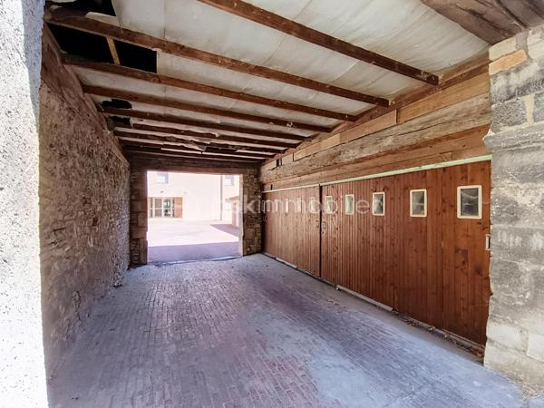 Chagny (71150), une commune dynamique entre Beaune et Chalon-sur-Saône

Idéalement situé en plein centre-ville de Chagny, à deux pas des commerces, des écoles et des transports, découvrez ce charmant appartement de 63 m² en rez-de-chaussée surélevé, offrant un véritable esprit maison au sein d'une cour commune pleine de charme.

Dès l'entrée, vous apprécierez ses beaux volumes et son ambiance chaleureuse. Il se compose d'une entrée avec un grand placard de rangement, d'un salon-séjour lumineux, d'une cuisine aménagée, de deux grandes chambres, d'une salle de bains avec baignoire et simple vasque, ainsi que d'un WC indépendant.

Côté confort, l'appartement bénéficie d' une chaudière au gaz récente, assurant le chauffage et la production d'eau chaude, ainsi que de fenêtres en PVC double vitrage équipées de volets roulants électriques.

Les atouts de ce bien :

Cave.
Deux places de stationnement privatives.
En supplément, vous aurez la possibilité d'acquérir un exceptionnel garage de 112 m², un bien rare sur le secteur, offrant de nombreuses possibilités de stockage, de stationnement ou d'aménagement selon vos besoins.

Située au cœur de la Bourgogne, Chagny est une commune de près de 5 350 habitants, appréciée pour sa qualité de vie, son dynamisme et sa situation géographique privilégiée entre Beaune (15 km) et Chalon-sur-Saône (18 km). Elle bénéficie également d'un accès rapide à l'autoroute A6 et d'une gare SNCF facilitant les déplacements.

La commune offre tous les commerces et services du quotidien : supermarchés, boulangeries, pharmacies, banques, restaurants, cafés, marché hebdomadaire, professionnels de santé et nombreux commerces de proximité, permettant de profiter d'un cadre de vie pratique et agréable.

Côté éducation, Chagny dispose de plusieurs établissements scolaires avec deux écoles maternelles publiques, une école primaire, une école privée Saint-Martin (maternelle et primaire) ainsi que le collège Louise Michel. Les lycées sont facilement accessibles à Beaune et Chalon-sur-Saône.

Ville conviviale et animée, Chagny est également réputée pour son patrimoine, son marché, sa gastronomie et sa proximité avec les prestigieux vignobles de la Côte de Beaune, offrant un cadre de vie recherché entre nature, commerces et grands axes.