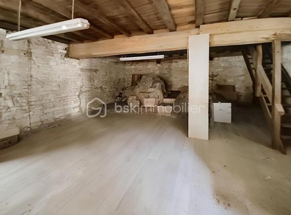 Chagny (71150), une commune dynamique entre Beaune et Chalon-sur-Saône

Idéalement situé en plein centre-ville de Chagny, à deux pas des commerces, des écoles et des transports, découvrez ce charmant appartement de 63 m² en rez-de-chaussée surélevé, offrant un véritable esprit maison au sein d'une cour commune pleine de charme.

Dès l'entrée, vous apprécierez ses beaux volumes et son ambiance chaleureuse. Il se compose d'une entrée avec un grand placard de rangement, d'un salon-séjour lumineux, d'une cuisine aménagée, de deux grandes chambres, d'une salle de bains avec baignoire et simple vasque, ainsi que d'un WC indépendant.

Côté confort, l'appartement bénéficie d' une chaudière au gaz récente, assurant le chauffage et la production d'eau chaude, ainsi que de fenêtres en PVC double vitrage équipées de volets roulants électriques.

Les atouts de ce bien :

Cave.
Deux places de stationnement privatives.
En supplément, vous aurez la possibilité d'acquérir un exceptionnel garage de 112 m², un bien rare sur le secteur, offrant de nombreuses possibilités de stockage, de stationnement ou d'aménagement selon vos besoins.

Située au cœur de la Bourgogne, Chagny est une commune de près de 5 350 habitants, appréciée pour sa qualité de vie, son dynamisme et sa situation géographique privilégiée entre Beaune (15 km) et Chalon-sur-Saône (18 km). Elle bénéficie également d'un accès rapide à l'autoroute A6 et d'une gare SNCF facilitant les déplacements.

La commune offre tous les commerces et services du quotidien : supermarchés, boulangeries, pharmacies, banques, restaurants, cafés, marché hebdomadaire, professionnels de santé et nombreux commerces de proximité, permettant de profiter d'un cadre de vie pratique et agréable.

Côté éducation, Chagny dispose de plusieurs établissements scolaires avec deux écoles maternelles publiques, une école primaire, une école privée Saint-Martin (maternelle et primaire) ainsi que le collège Louise Michel. Les lycées sont facilement accessibles à Beaune et Chalon-sur-Saône.

Ville conviviale et animée, Chagny est également réputée pour son patrimoine, son marché, sa gastronomie et sa proximité avec les prestigieux vignobles de la Côte de Beaune, offrant un cadre de vie recherché entre nature, commerces et grands axes.