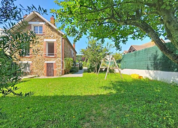 Maison familiale en très bon état située à Vitry-sur-Seine, proposée au prix de 576 000 €.

Surface habitable de 175 m² (100.71m² Loi Carrez) sur un terrain de 463 m², 6 pièces dont 4 chambres, idéale pour une vie de famille spacieuse et modulable.

Organisée sur trois niveaux, elle s’ouvre sur une vaste entrée qui dessert une cuisine fermée (possibilité d’ouverture sur le salon), un salon lumineux, une salle de bains, un WC, deux chambres et un cellier.
L’étage accueille deux grandes chambres et un grand pallier pouvant servir de second séjour, salle de jeux ou chambre supplémentaire.
Au sous-sol, un garage de 32 m² et une pièce attenante de 11 m² aménagés actuellement comme pièce de vie et cuisine offrent une vraie valeur ajoutée.

Le bien comprend également une cave, un cabanon et un studio avec entrée indépendante.

Environnement de qualité : commerces de proximité, marché et services municipaux au cœur de la ville, écoles maternelles et primaires ainsi que collèges à quelques minutes, parcs et bords de Seine accessibles à pied pour les promenades et activités en plein air.
Ville reconnue pour son dynamisme culturel, offrant une vie de quartier animée et conviviale.

Transports : Métro 7 - Villejuif Louis Aragon à 15mn à pied, gare RER C de Vitry-sur-Seine à proximité, permettant des liaisons rapides vers Paris. Accès routiers pratiques facilitant les déplacements quotidiens et les connexions vers l’aéroport et les grands axes.