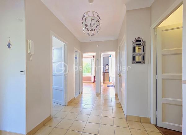 Maison familiale en très bon état située à Vitry-sur-Seine, proposée au prix de 576 000 €.

Surface habitable de 175 m² (100.71m² Loi Carrez) sur un terrain de 463 m², 6 pièces dont 4 chambres, idéale pour une vie de famille spacieuse et modulable.

Organisée sur trois niveaux, elle s’ouvre sur une vaste entrée qui dessert une cuisine fermée (possibilité d’ouverture sur le salon), un salon lumineux, une salle de bains, un WC, deux chambres et un cellier.
L’étage accueille deux grandes chambres et un grand pallier pouvant servir de second séjour, salle de jeux ou chambre supplémentaire.
Au sous-sol, un garage de 32 m² et une pièce attenante de 11 m² aménagés actuellement comme pièce de vie et cuisine offrent une vraie valeur ajoutée.

Le bien comprend également une cave, un cabanon et un studio avec entrée indépendante.

Environnement de qualité : commerces de proximité, marché et services municipaux au cœur de la ville, écoles maternelles et primaires ainsi que collèges à quelques minutes, parcs et bords de Seine accessibles à pied pour les promenades et activités en plein air.
Ville reconnue pour son dynamisme culturel, offrant une vie de quartier animée et conviviale.

Transports : Métro 7 - Villejuif Louis Aragon à 15mn à pied, gare RER C de Vitry-sur-Seine à proximité, permettant des liaisons rapides vers Paris. Accès routiers pratiques facilitant les déplacements quotidiens et les connexions vers l’aéroport et les grands axes.