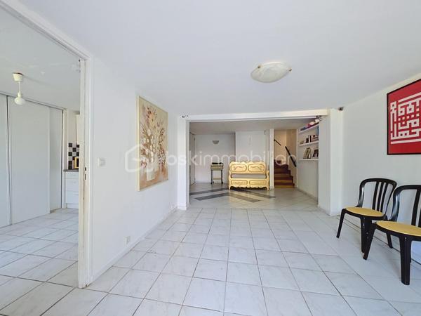 Maison familiale en très bon état située à Vitry-sur-Seine, proposée au prix de 576 000 €.

Surface habitable de 175 m² (100.71m² Loi Carrez) sur un terrain de 463 m², 6 pièces dont 4 chambres, idéale pour une vie de famille spacieuse et modulable.

Organisée sur trois niveaux, elle s’ouvre sur une vaste entrée qui dessert une cuisine fermée (possibilité d’ouverture sur le salon), un salon lumineux, une salle de bains, un WC, deux chambres et un cellier.
L’étage accueille deux grandes chambres et un grand pallier pouvant servir de second séjour, salle de jeux ou chambre supplémentaire.
Au sous-sol, un garage de 32 m² et une pièce attenante de 11 m² aménagés actuellement comme pièce de vie et cuisine offrent une vraie valeur ajoutée.

Le bien comprend également une cave, un cabanon et un studio avec entrée indépendante.

Environnement de qualité : commerces de proximité, marché et services municipaux au cœur de la ville, écoles maternelles et primaires ainsi que collèges à quelques minutes, parcs et bords de Seine accessibles à pied pour les promenades et activités en plein air.
Ville reconnue pour son dynamisme culturel, offrant une vie de quartier animée et conviviale.

Transports : Métro 7 - Villejuif Louis Aragon à 15mn à pied, gare RER C de Vitry-sur-Seine à proximité, permettant des liaisons rapides vers Paris. Accès routiers pratiques facilitant les déplacements quotidiens et les connexions vers l’aéroport et les grands axes.