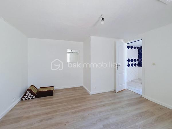 Maison familiale en très bon état située à Vitry-sur-Seine, proposée au prix de 576 000 €.

Surface habitable de 175 m² (100.71m² Loi Carrez) sur un terrain de 463 m², 6 pièces dont 4 chambres, idéale pour une vie de famille spacieuse et modulable.

Organisée sur trois niveaux, elle s’ouvre sur une vaste entrée qui dessert une cuisine fermée (possibilité d’ouverture sur le salon), un salon lumineux, une salle de bains, un WC, deux chambres et un cellier.
L’étage accueille deux grandes chambres et un grand pallier pouvant servir de second séjour, salle de jeux ou chambre supplémentaire.
Au sous-sol, un garage de 32 m² et une pièce attenante de 11 m² aménagés actuellement comme pièce de vie et cuisine offrent une vraie valeur ajoutée.

Le bien comprend également une cave, un cabanon et un studio avec entrée indépendante.

Environnement de qualité : commerces de proximité, marché et services municipaux au cœur de la ville, écoles maternelles et primaires ainsi que collèges à quelques minutes, parcs et bords de Seine accessibles à pied pour les promenades et activités en plein air.
Ville reconnue pour son dynamisme culturel, offrant une vie de quartier animée et conviviale.

Transports : Métro 7 - Villejuif Louis Aragon à 15mn à pied, gare RER C de Vitry-sur-Seine à proximité, permettant des liaisons rapides vers Paris. Accès routiers pratiques facilitant les déplacements quotidiens et les connexions vers l’aéroport et les grands axes.