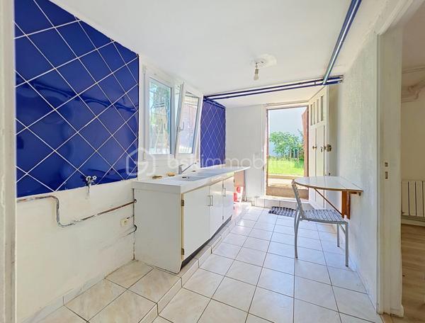 Maison familiale en très bon état située à Vitry-sur-Seine, proposée au prix de 576 000 €.

Surface habitable de 175 m² (100.71m² Loi Carrez) sur un terrain de 463 m², 6 pièces dont 4 chambres, idéale pour une vie de famille spacieuse et modulable.

Organisée sur trois niveaux, elle s’ouvre sur une vaste entrée qui dessert une cuisine fermée (possibilité d’ouverture sur le salon), un salon lumineux, une salle de bains, un WC, deux chambres et un cellier.
L’étage accueille deux grandes chambres et un grand pallier pouvant servir de second séjour, salle de jeux ou chambre supplémentaire.
Au sous-sol, un garage de 32 m² et une pièce attenante de 11 m² aménagés actuellement comme pièce de vie et cuisine offrent une vraie valeur ajoutée.

Le bien comprend également une cave, un cabanon et un studio avec entrée indépendante.

Environnement de qualité : commerces de proximité, marché et services municipaux au cœur de la ville, écoles maternelles et primaires ainsi que collèges à quelques minutes, parcs et bords de Seine accessibles à pied pour les promenades et activités en plein air.
Ville reconnue pour son dynamisme culturel, offrant une vie de quartier animée et conviviale.

Transports : Métro 7 - Villejuif Louis Aragon à 15mn à pied, gare RER C de Vitry-sur-Seine à proximité, permettant des liaisons rapides vers Paris. Accès routiers pratiques facilitant les déplacements quotidiens et les connexions vers l’aéroport et les grands axes.