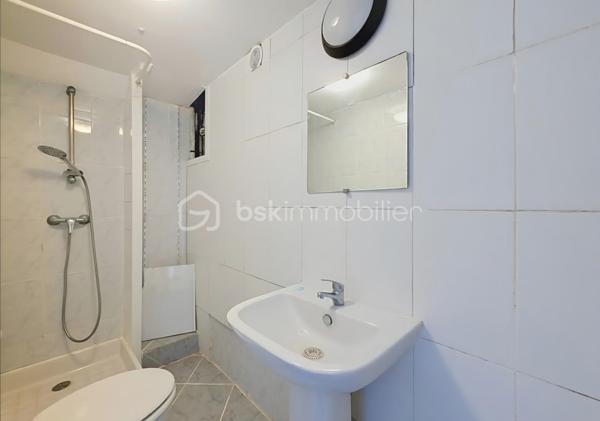 Maison familiale en très bon état située à Vitry-sur-Seine, proposée au prix de 576 000 €.

Surface habitable de 175 m² (100.71m² Loi Carrez) sur un terrain de 463 m², 6 pièces dont 4 chambres, idéale pour une vie de famille spacieuse et modulable.

Organisée sur trois niveaux, elle s’ouvre sur une vaste entrée qui dessert une cuisine fermée (possibilité d’ouverture sur le salon), un salon lumineux, une salle de bains, un WC, deux chambres et un cellier.
L’étage accueille deux grandes chambres et un grand pallier pouvant servir de second séjour, salle de jeux ou chambre supplémentaire.
Au sous-sol, un garage de 32 m² et une pièce attenante de 11 m² aménagés actuellement comme pièce de vie et cuisine offrent une vraie valeur ajoutée.

Le bien comprend également une cave, un cabanon et un studio avec entrée indépendante.

Environnement de qualité : commerces de proximité, marché et services municipaux au cœur de la ville, écoles maternelles et primaires ainsi que collèges à quelques minutes, parcs et bords de Seine accessibles à pied pour les promenades et activités en plein air.
Ville reconnue pour son dynamisme culturel, offrant une vie de quartier animée et conviviale.

Transports : Métro 7 - Villejuif Louis Aragon à 15mn à pied, gare RER C de Vitry-sur-Seine à proximité, permettant des liaisons rapides vers Paris. Accès routiers pratiques facilitant les déplacements quotidiens et les connexions vers l’aéroport et les grands axes.