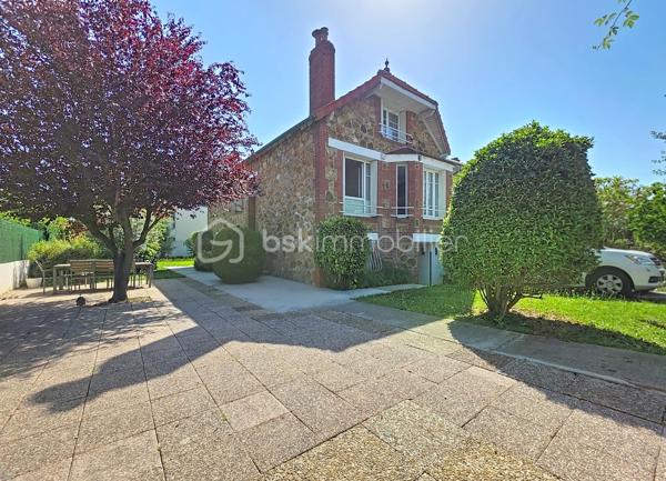 Maison familiale en très bon état située à Vitry-sur-Seine, proposée au prix de 576 000 €.

Surface habitable de 175 m² (100.71m² Loi Carrez) sur un terrain de 463 m², 6 pièces dont 4 chambres, idéale pour une vie de famille spacieuse et modulable.

Organisée sur trois niveaux, elle s’ouvre sur une vaste entrée qui dessert une cuisine fermée (possibilité d’ouverture sur le salon), un salon lumineux, une salle de bains, un WC, deux chambres et un cellier.
L’étage accueille deux grandes chambres et un grand pallier pouvant servir de second séjour, salle de jeux ou chambre supplémentaire.
Au sous-sol, un garage de 32 m² et une pièce attenante de 11 m² aménagés actuellement comme pièce de vie et cuisine offrent une vraie valeur ajoutée.

Le bien comprend également une cave, un cabanon et un studio avec entrée indépendante.

Environnement de qualité : commerces de proximité, marché et services municipaux au cœur de la ville, écoles maternelles et primaires ainsi que collèges à quelques minutes, parcs et bords de Seine accessibles à pied pour les promenades et activités en plein air.
Ville reconnue pour son dynamisme culturel, offrant une vie de quartier animée et conviviale.

Transports : Métro 7 - Villejuif Louis Aragon à 15mn à pied, gare RER C de Vitry-sur-Seine à proximité, permettant des liaisons rapides vers Paris. Accès routiers pratiques facilitant les déplacements quotidiens et les connexions vers l’aéroport et les grands axes.
