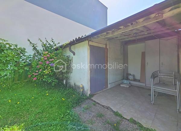 Maison familiale en très bon état située à Vitry-sur-Seine, proposée au prix de 576 000 €.

Surface habitable de 175 m² (100.71m² Loi Carrez) sur un terrain de 463 m², 6 pièces dont 4 chambres, idéale pour une vie de famille spacieuse et modulable.

Organisée sur trois niveaux, elle s’ouvre sur une vaste entrée qui dessert une cuisine fermée (possibilité d’ouverture sur le salon), un salon lumineux, une salle de bains, un WC, deux chambres et un cellier.
L’étage accueille deux grandes chambres et un grand pallier pouvant servir de second séjour, salle de jeux ou chambre supplémentaire.
Au sous-sol, un garage de 32 m² et une pièce attenante de 11 m² aménagés actuellement comme pièce de vie et cuisine offrent une vraie valeur ajoutée.

Le bien comprend également une cave, un cabanon et un studio avec entrée indépendante.

Environnement de qualité : commerces de proximité, marché et services municipaux au cœur de la ville, écoles maternelles et primaires ainsi que collèges à quelques minutes, parcs et bords de Seine accessibles à pied pour les promenades et activités en plein air.
Ville reconnue pour son dynamisme culturel, offrant une vie de quartier animée et conviviale.

Transports : Métro 7 - Villejuif Louis Aragon à 15mn à pied, gare RER C de Vitry-sur-Seine à proximité, permettant des liaisons rapides vers Paris. Accès routiers pratiques facilitant les déplacements quotidiens et les connexions vers l’aéroport et les grands axes.