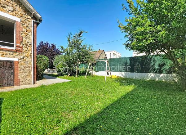 Maison familiale en très bon état située à Vitry-sur-Seine, proposée au prix de 576 000 €.

Surface habitable de 175 m² (100.71m² Loi Carrez) sur un terrain de 463 m², 6 pièces dont 4 chambres, idéale pour une vie de famille spacieuse et modulable.

Organisée sur trois niveaux, elle s’ouvre sur une vaste entrée qui dessert une cuisine fermée (possibilité d’ouverture sur le salon), un salon lumineux, une salle de bains, un WC, deux chambres et un cellier.
L’étage accueille deux grandes chambres et un grand pallier pouvant servir de second séjour, salle de jeux ou chambre supplémentaire.
Au sous-sol, un garage de 32 m² et une pièce attenante de 11 m² aménagés actuellement comme pièce de vie et cuisine offrent une vraie valeur ajoutée.

Le bien comprend également une cave, un cabanon et un studio avec entrée indépendante.

Environnement de qualité : commerces de proximité, marché et services municipaux au cœur de la ville, écoles maternelles et primaires ainsi que collèges à quelques minutes, parcs et bords de Seine accessibles à pied pour les promenades et activités en plein air.
Ville reconnue pour son dynamisme culturel, offrant une vie de quartier animée et conviviale.

Transports : Métro 7 - Villejuif Louis Aragon à 15mn à pied, gare RER C de Vitry-sur-Seine à proximité, permettant des liaisons rapides vers Paris. Accès routiers pratiques facilitant les déplacements quotidiens et les connexions vers l’aéroport et les grands axes.