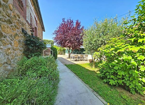 Maison familiale en très bon état située à Vitry-sur-Seine, proposée au prix de 576 000 €.

Surface habitable de 175 m² (100.71m² Loi Carrez) sur un terrain de 463 m², 6 pièces dont 4 chambres, idéale pour une vie de famille spacieuse et modulable.

Organisée sur trois niveaux, elle s’ouvre sur une vaste entrée qui dessert une cuisine fermée (possibilité d’ouverture sur le salon), un salon lumineux, une salle de bains, un WC, deux chambres et un cellier.
L’étage accueille deux grandes chambres et un grand pallier pouvant servir de second séjour, salle de jeux ou chambre supplémentaire.
Au sous-sol, un garage de 32 m² et une pièce attenante de 11 m² aménagés actuellement comme pièce de vie et cuisine offrent une vraie valeur ajoutée.

Le bien comprend également une cave, un cabanon et un studio avec entrée indépendante.

Environnement de qualité : commerces de proximité, marché et services municipaux au cœur de la ville, écoles maternelles et primaires ainsi que collèges à quelques minutes, parcs et bords de Seine accessibles à pied pour les promenades et activités en plein air.
Ville reconnue pour son dynamisme culturel, offrant une vie de quartier animée et conviviale.

Transports : Métro 7 - Villejuif Louis Aragon à 15mn à pied, gare RER C de Vitry-sur-Seine à proximité, permettant des liaisons rapides vers Paris. Accès routiers pratiques facilitant les déplacements quotidiens et les connexions vers l’aéroport et les grands axes.