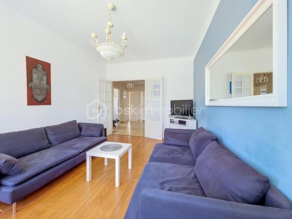 Maison familiale en très bon état située à Vitry-sur-Seine, proposée au prix de 576 000 €.

Surface habitable de 175 m² (100.71m² Loi Carrez) sur un terrain de 463 m², 6 pièces dont 4 chambres, idéale pour une vie de famille spacieuse et modulable.

Organisée sur trois niveaux, elle s’ouvre sur une vaste entrée qui dessert une cuisine fermée (possibilité d’ouverture sur le salon), un salon lumineux, une salle de bains, un WC, deux chambres et un cellier.
L’étage accueille deux grandes chambres et un grand pallier pouvant servir de second séjour, salle de jeux ou chambre supplémentaire.
Au sous-sol, un garage de 32 m² et une pièce attenante de 11 m² aménagés actuellement comme pièce de vie et cuisine offrent une vraie valeur ajoutée.

Le bien comprend également une cave, un cabanon et un studio avec entrée indépendante.

Environnement de qualité : commerces de proximité, marché et services municipaux au cœur de la ville, écoles maternelles et primaires ainsi que collèges à quelques minutes, parcs et bords de Seine accessibles à pied pour les promenades et activités en plein air.
Ville reconnue pour son dynamisme culturel, offrant une vie de quartier animée et conviviale.

Transports : Métro 7 - Villejuif Louis Aragon à 15mn à pied, gare RER C de Vitry-sur-Seine à proximité, permettant des liaisons rapides vers Paris. Accès routiers pratiques facilitant les déplacements quotidiens et les connexions vers l’aéroport et les grands axes.