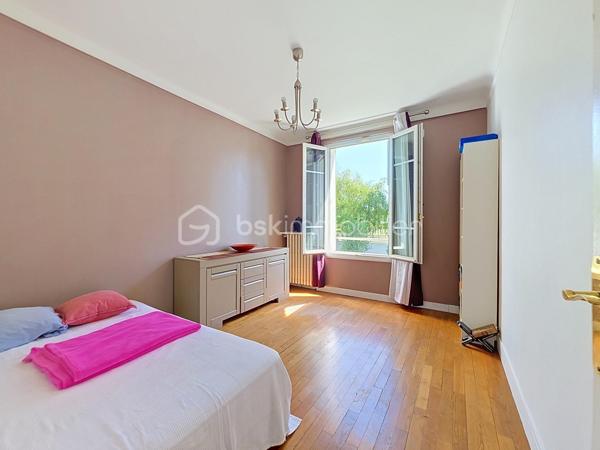 Maison familiale en très bon état située à Vitry-sur-Seine, proposée au prix de 576 000 €.

Surface habitable de 175 m² (100.71m² Loi Carrez) sur un terrain de 463 m², 6 pièces dont 4 chambres, idéale pour une vie de famille spacieuse et modulable.

Organisée sur trois niveaux, elle s’ouvre sur une vaste entrée qui dessert une cuisine fermée (possibilité d’ouverture sur le salon), un salon lumineux, une salle de bains, un WC, deux chambres et un cellier.
L’étage accueille deux grandes chambres et un grand pallier pouvant servir de second séjour, salle de jeux ou chambre supplémentaire.
Au sous-sol, un garage de 32 m² et une pièce attenante de 11 m² aménagés actuellement comme pièce de vie et cuisine offrent une vraie valeur ajoutée.

Le bien comprend également une cave, un cabanon et un studio avec entrée indépendante.

Environnement de qualité : commerces de proximité, marché et services municipaux au cœur de la ville, écoles maternelles et primaires ainsi que collèges à quelques minutes, parcs et bords de Seine accessibles à pied pour les promenades et activités en plein air.
Ville reconnue pour son dynamisme culturel, offrant une vie de quartier animée et conviviale.

Transports : Métro 7 - Villejuif Louis Aragon à 15mn à pied, gare RER C de Vitry-sur-Seine à proximité, permettant des liaisons rapides vers Paris. Accès routiers pratiques facilitant les déplacements quotidiens et les connexions vers l’aéroport et les grands axes.