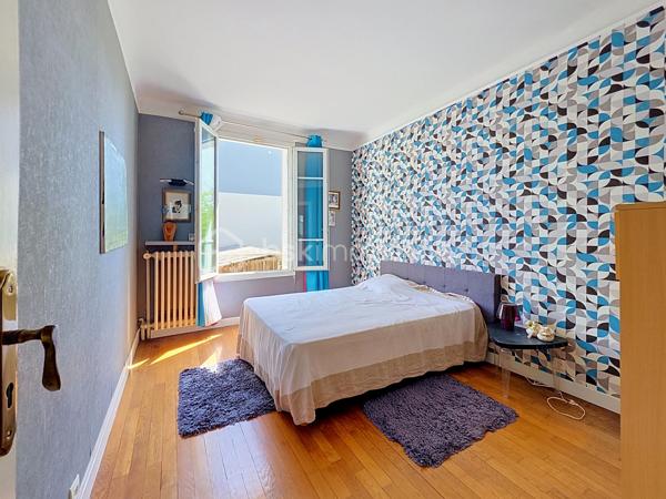 Maison familiale en très bon état située à Vitry-sur-Seine, proposée au prix de 576 000 €.

Surface habitable de 175 m² (100.71m² Loi Carrez) sur un terrain de 463 m², 6 pièces dont 4 chambres, idéale pour une vie de famille spacieuse et modulable.

Organisée sur trois niveaux, elle s’ouvre sur une vaste entrée qui dessert une cuisine fermée (possibilité d’ouverture sur le salon), un salon lumineux, une salle de bains, un WC, deux chambres et un cellier.
L’étage accueille deux grandes chambres et un grand pallier pouvant servir de second séjour, salle de jeux ou chambre supplémentaire.
Au sous-sol, un garage de 32 m² et une pièce attenante de 11 m² aménagés actuellement comme pièce de vie et cuisine offrent une vraie valeur ajoutée.

Le bien comprend également une cave, un cabanon et un studio avec entrée indépendante.

Environnement de qualité : commerces de proximité, marché et services municipaux au cœur de la ville, écoles maternelles et primaires ainsi que collèges à quelques minutes, parcs et bords de Seine accessibles à pied pour les promenades et activités en plein air.
Ville reconnue pour son dynamisme culturel, offrant une vie de quartier animée et conviviale.

Transports : Métro 7 - Villejuif Louis Aragon à 15mn à pied, gare RER C de Vitry-sur-Seine à proximité, permettant des liaisons rapides vers Paris. Accès routiers pratiques facilitant les déplacements quotidiens et les connexions vers l’aéroport et les grands axes.