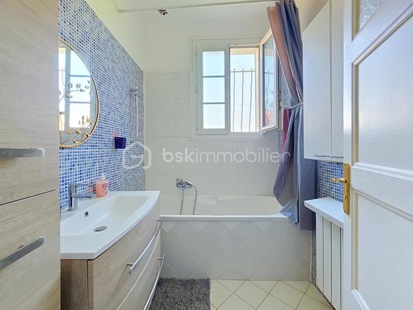 Maison familiale en très bon état située à Vitry-sur-Seine, proposée au prix de 576 000 €.

Surface habitable de 175 m² (100.71m² Loi Carrez) sur un terrain de 463 m², 6 pièces dont 4 chambres, idéale pour une vie de famille spacieuse et modulable.

Organisée sur trois niveaux, elle s’ouvre sur une vaste entrée qui dessert une cuisine fermée (possibilité d’ouverture sur le salon), un salon lumineux, une salle de bains, un WC, deux chambres et un cellier.
L’étage accueille deux grandes chambres et un grand pallier pouvant servir de second séjour, salle de jeux ou chambre supplémentaire.
Au sous-sol, un garage de 32 m² et une pièce attenante de 11 m² aménagés actuellement comme pièce de vie et cuisine offrent une vraie valeur ajoutée.

Le bien comprend également une cave, un cabanon et un studio avec entrée indépendante.

Environnement de qualité : commerces de proximité, marché et services municipaux au cœur de la ville, écoles maternelles et primaires ainsi que collèges à quelques minutes, parcs et bords de Seine accessibles à pied pour les promenades et activités en plein air.
Ville reconnue pour son dynamisme culturel, offrant une vie de quartier animée et conviviale.

Transports : Métro 7 - Villejuif Louis Aragon à 15mn à pied, gare RER C de Vitry-sur-Seine à proximité, permettant des liaisons rapides vers Paris. Accès routiers pratiques facilitant les déplacements quotidiens et les connexions vers l’aéroport et les grands axes.
