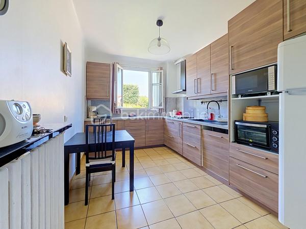 Maison familiale en très bon état située à Vitry-sur-Seine, proposée au prix de 576 000 €.

Surface habitable de 175 m² (100.71m² Loi Carrez) sur un terrain de 463 m², 6 pièces dont 4 chambres, idéale pour une vie de famille spacieuse et modulable.

Organisée sur trois niveaux, elle s’ouvre sur une vaste entrée qui dessert une cuisine fermée (possibilité d’ouverture sur le salon), un salon lumineux, une salle de bains, un WC, deux chambres et un cellier.
L’étage accueille deux grandes chambres et un grand pallier pouvant servir de second séjour, salle de jeux ou chambre supplémentaire.
Au sous-sol, un garage de 32 m² et une pièce attenante de 11 m² aménagés actuellement comme pièce de vie et cuisine offrent une vraie valeur ajoutée.

Le bien comprend également une cave, un cabanon et un studio avec entrée indépendante.

Environnement de qualité : commerces de proximité, marché et services municipaux au cœur de la ville, écoles maternelles et primaires ainsi que collèges à quelques minutes, parcs et bords de Seine accessibles à pied pour les promenades et activités en plein air.
Ville reconnue pour son dynamisme culturel, offrant une vie de quartier animée et conviviale.

Transports : Métro 7 - Villejuif Louis Aragon à 15mn à pied, gare RER C de Vitry-sur-Seine à proximité, permettant des liaisons rapides vers Paris. Accès routiers pratiques facilitant les déplacements quotidiens et les connexions vers l’aéroport et les grands axes.