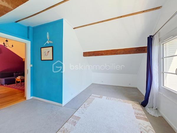 Maison familiale en très bon état située à Vitry-sur-Seine, proposée au prix de 576 000 €.

Surface habitable de 175 m² (100.71m² Loi Carrez) sur un terrain de 463 m², 6 pièces dont 4 chambres, idéale pour une vie de famille spacieuse et modulable.

Organisée sur trois niveaux, elle s’ouvre sur une vaste entrée qui dessert une cuisine fermée (possibilité d’ouverture sur le salon), un salon lumineux, une salle de bains, un WC, deux chambres et un cellier.
L’étage accueille deux grandes chambres et un grand pallier pouvant servir de second séjour, salle de jeux ou chambre supplémentaire.
Au sous-sol, un garage de 32 m² et une pièce attenante de 11 m² aménagés actuellement comme pièce de vie et cuisine offrent une vraie valeur ajoutée.

Le bien comprend également une cave, un cabanon et un studio avec entrée indépendante.

Environnement de qualité : commerces de proximité, marché et services municipaux au cœur de la ville, écoles maternelles et primaires ainsi que collèges à quelques minutes, parcs et bords de Seine accessibles à pied pour les promenades et activités en plein air.
Ville reconnue pour son dynamisme culturel, offrant une vie de quartier animée et conviviale.

Transports : Métro 7 - Villejuif Louis Aragon à 15mn à pied, gare RER C de Vitry-sur-Seine à proximité, permettant des liaisons rapides vers Paris. Accès routiers pratiques facilitant les déplacements quotidiens et les connexions vers l’aéroport et les grands axes.