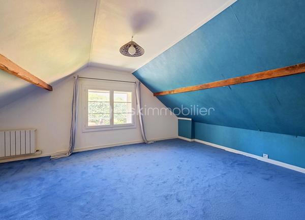 Maison familiale en très bon état située à Vitry-sur-Seine, proposée au prix de 576 000 €.

Surface habitable de 175 m² (100.71m² Loi Carrez) sur un terrain de 463 m², 6 pièces dont 4 chambres, idéale pour une vie de famille spacieuse et modulable.

Organisée sur trois niveaux, elle s’ouvre sur une vaste entrée qui dessert une cuisine fermée (possibilité d’ouverture sur le salon), un salon lumineux, une salle de bains, un WC, deux chambres et un cellier.
L’étage accueille deux grandes chambres et un grand pallier pouvant servir de second séjour, salle de jeux ou chambre supplémentaire.
Au sous-sol, un garage de 32 m² et une pièce attenante de 11 m² aménagés actuellement comme pièce de vie et cuisine offrent une vraie valeur ajoutée.

Le bien comprend également une cave, un cabanon et un studio avec entrée indépendante.

Environnement de qualité : commerces de proximité, marché et services municipaux au cœur de la ville, écoles maternelles et primaires ainsi que collèges à quelques minutes, parcs et bords de Seine accessibles à pied pour les promenades et activités en plein air.
Ville reconnue pour son dynamisme culturel, offrant une vie de quartier animée et conviviale.

Transports : Métro 7 - Villejuif Louis Aragon à 15mn à pied, gare RER C de Vitry-sur-Seine à proximité, permettant des liaisons rapides vers Paris. Accès routiers pratiques facilitant les déplacements quotidiens et les connexions vers l’aéroport et les grands axes.