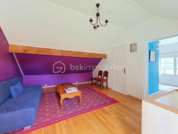 Maison familiale en très bon état située à Vitry-sur-Seine, proposée au prix de 576 000 €.

Surface habitable de 175 m² (100.71m² Loi Carrez) sur un terrain de 463 m², 6 pièces dont 4 chambres, idéale pour une vie de famille spacieuse et modulable.

Organisée sur trois niveaux, elle s’ouvre sur une vaste entrée qui dessert une cuisine fermée (possibilité d’ouverture sur le salon), un salon lumineux, une salle de bains, un WC, deux chambres et un cellier.
L’étage accueille deux grandes chambres et un grand pallier pouvant servir de second séjour, salle de jeux ou chambre supplémentaire.
Au sous-sol, un garage de 32 m² et une pièce attenante de 11 m² aménagés actuellement comme pièce de vie et cuisine offrent une vraie valeur ajoutée.

Le bien comprend également une cave, un cabanon et un studio avec entrée indépendante.

Environnement de qualité : commerces de proximité, marché et services municipaux au cœur de la ville, écoles maternelles et primaires ainsi que collèges à quelques minutes, parcs et bords de Seine accessibles à pied pour les promenades et activités en plein air.
Ville reconnue pour son dynamisme culturel, offrant une vie de quartier animée et conviviale.

Transports : Métro 7 - Villejuif Louis Aragon à 15mn à pied, gare RER C de Vitry-sur-Seine à proximité, permettant des liaisons rapides vers Paris. Accès routiers pratiques facilitant les déplacements quotidiens et les connexions vers l’aéroport et les grands axes.
