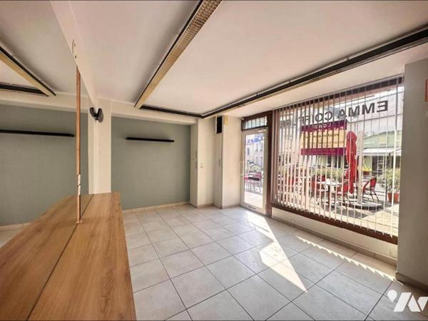 AZAY LE RIDEAU- Rue Nationale