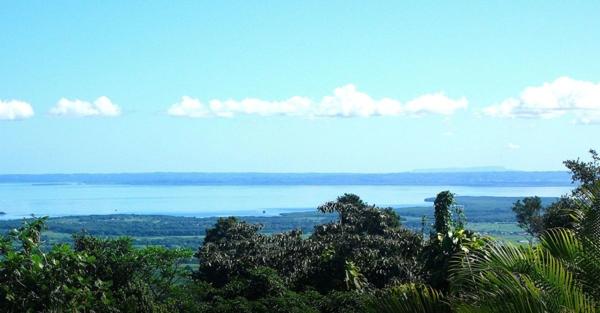 Villa VUE MER avec 2 gîtes piscine sur 3492 m² de terrain avec rivière en contre-bas