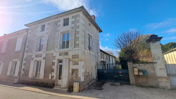 Maison de bourg à réhabiliter  jaunay centre