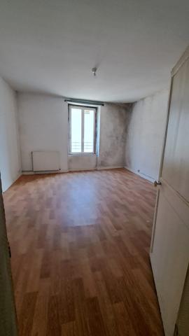 Maison de bourg à réhabiliter  jaunay centre