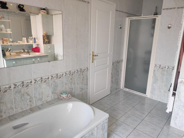 Maison 154 m², plain pied, 3 chs, terrain 2215 m², Flers