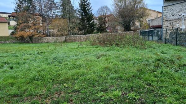 Beauzac 43590 centre du village parcelle de terrain constructible non viabilisées de 850m² au prix de 44 000