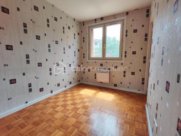 Idéal premier achat ou investissement locatif.

Situé à Drancy, dans un secteur calme et proche des commodités, venez découvrir cet appartement de type F2 d'environ 45 m².

Il se compose d'une entrée, d'un séjour lumineux, d'une chambre, d'une cuisine indépendante, d'une salle de bain avec placard de rangement ainsi que de WC séparés.

Les menuiseries sont en double vitrage PVC.

Une cave complète ce bien.

Idéal pour un premier achat ou pour un investissement locatif.