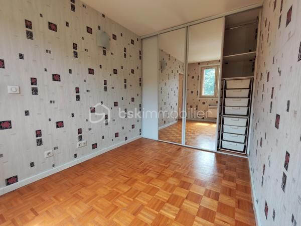 Idéal premier achat ou investissement locatif.

Situé à Drancy, dans un secteur calme et proche des commodités, venez découvrir cet appartement de type F2 d'environ 45 m².

Il se compose d'une entrée, d'un séjour lumineux, d'une chambre, d'une cuisine indépendante, d'une salle de bain avec placard de rangement ainsi que de WC séparés.

Les menuiseries sont en double vitrage PVC.

Une cave complète ce bien.

Idéal pour un premier achat ou pour un investissement locatif.
