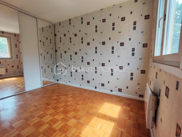 Idéal premier achat ou investissement locatif.

Situé à Drancy, dans un secteur calme et proche des commodités, venez découvrir cet appartement de type F2 d'environ 45 m².

Il se compose d'une entrée, d'un séjour lumineux, d'une chambre, d'une cuisine indépendante, d'une salle de bain avec placard de rangement ainsi que de WC séparés.

Les menuiseries sont en double vitrage PVC.

Une cave complète ce bien.

Idéal pour un premier achat ou pour un investissement locatif.