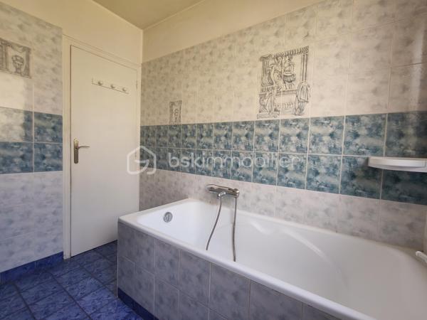 Idéal premier achat ou investissement locatif.

Situé à Drancy, dans un secteur calme et proche des commodités, venez découvrir cet appartement de type F2 d'environ 45 m².

Il se compose d'une entrée, d'un séjour lumineux, d'une chambre, d'une cuisine indépendante, d'une salle de bain avec placard de rangement ainsi que de WC séparés.

Les menuiseries sont en double vitrage PVC.

Une cave complète ce bien.

Idéal pour un premier achat ou pour un investissement locatif.