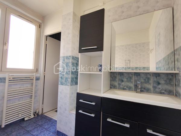 Idéal premier achat ou investissement locatif.

Situé à Drancy, dans un secteur calme et proche des commodités, venez découvrir cet appartement de type F2 d'environ 45 m².

Il se compose d'une entrée, d'un séjour lumineux, d'une chambre, d'une cuisine indépendante, d'une salle de bain avec placard de rangement ainsi que de WC séparés.

Les menuiseries sont en double vitrage PVC.

Une cave complète ce bien.

Idéal pour un premier achat ou pour un investissement locatif.