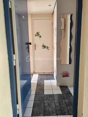 Idéal premier achat ou investissement locatif.

Situé à Drancy, dans un secteur calme et proche des commodités, venez découvrir cet appartement de type F2 d'environ 45 m².

Il se compose d'une entrée, d'un séjour lumineux, d'une chambre, d'une cuisine indépendante, d'une salle de bain avec placard de rangement ainsi que de WC séparés.

Les menuiseries sont en double vitrage PVC.

Une cave complète ce bien.

Idéal pour un premier achat ou pour un investissement locatif.
