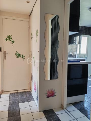 Idéal premier achat ou investissement locatif.

Situé à Drancy, dans un secteur calme et proche des commodités, venez découvrir cet appartement de type F2 d'environ 45 m².

Il se compose d'une entrée, d'un séjour lumineux, d'une chambre, d'une cuisine indépendante, d'une salle de bain avec placard de rangement ainsi que de WC séparés.

Les menuiseries sont en double vitrage PVC.

Une cave complète ce bien.

Idéal pour un premier achat ou pour un investissement locatif.