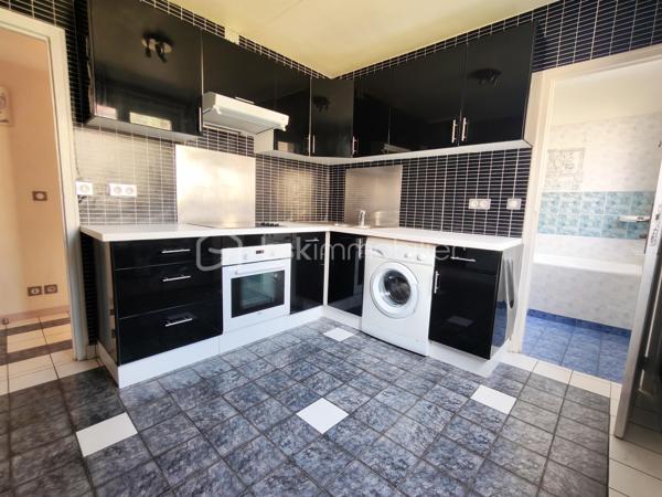 Idéal premier achat ou investissement locatif.

Situé à Drancy, dans un secteur calme et proche des commodités, venez découvrir cet appartement de type F2 d'environ 45 m².

Il se compose d'une entrée, d'un séjour lumineux, d'une chambre, d'une cuisine indépendante, d'une salle de bain avec placard de rangement ainsi que de WC séparés.

Les menuiseries sont en double vitrage PVC.

Une cave complète ce bien.

Idéal pour un premier achat ou pour un investissement locatif.