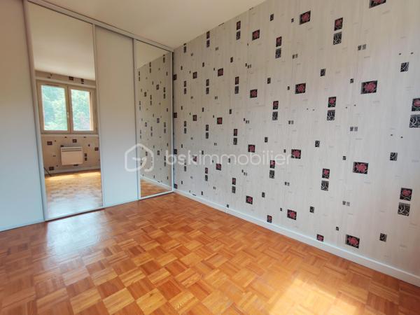Idéal premier achat ou investissement locatif.

Situé à Drancy, dans un secteur calme et proche des commodités, venez découvrir cet appartement de type F2 d'environ 45 m².

Il se compose d'une entrée, d'un séjour lumineux, d'une chambre, d'une cuisine indépendante, d'une salle de bain avec placard de rangement ainsi que de WC séparés.

Les menuiseries sont en double vitrage PVC.

Une cave complète ce bien.

Idéal pour un premier achat ou pour un investissement locatif.